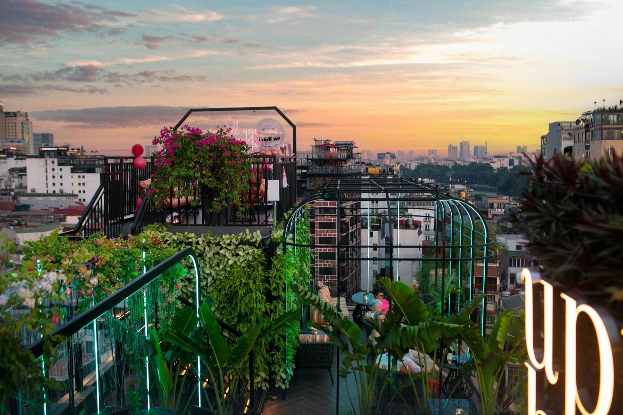 May De Ville Crown Hotel ハノイ市 エクステリア 写真 Rooftop garden in Mexico City
