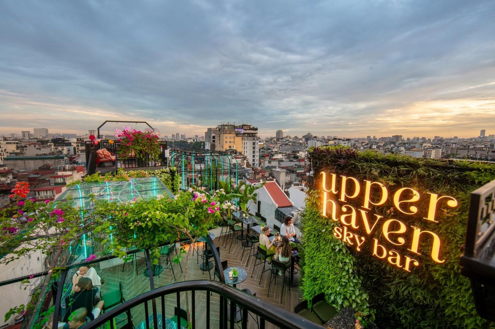 May De Ville Crown Hotel ハノイ市 エクステリア 写真 Upper Haven Sky Bar
