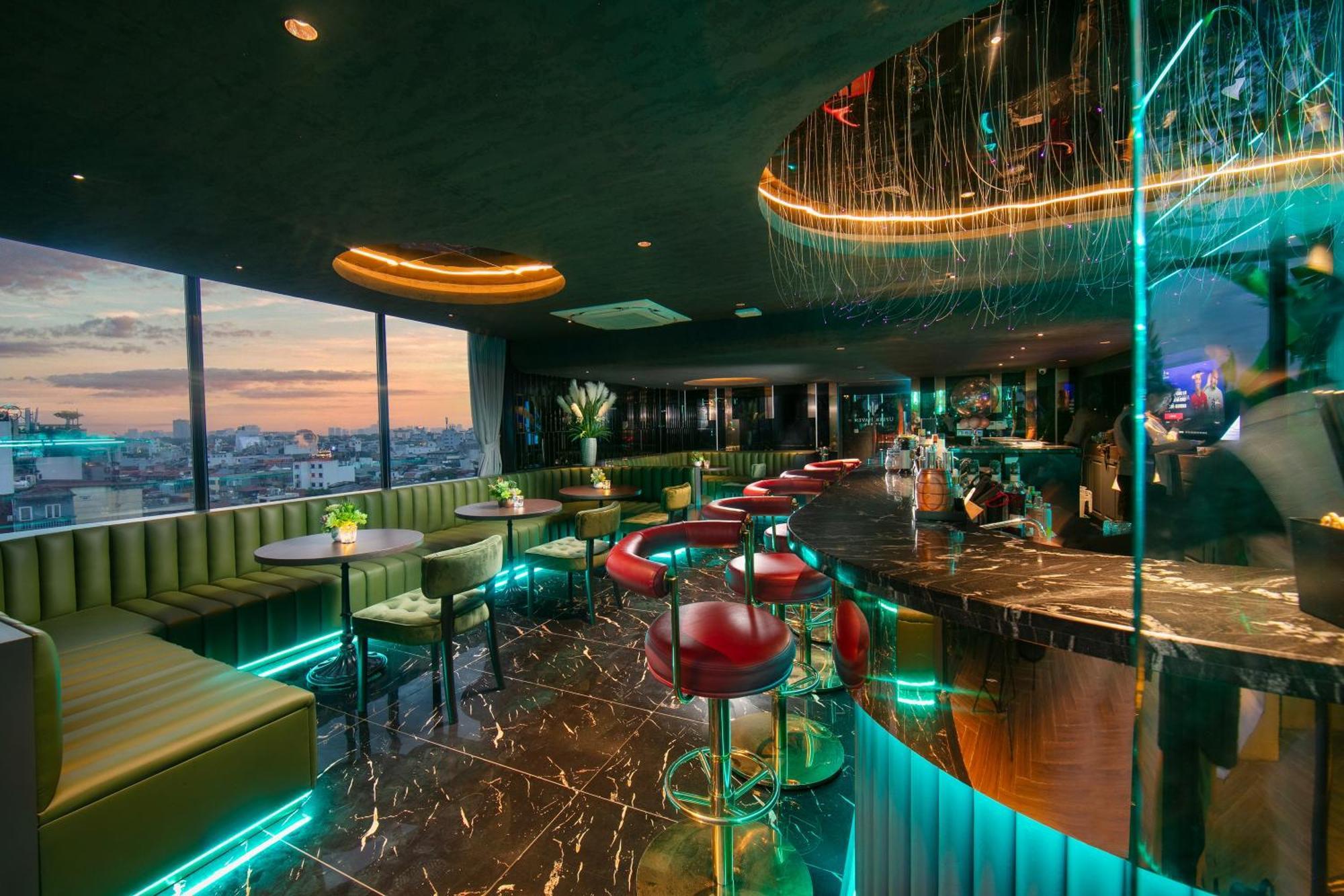 May De Ville Crown Hotel ハノイ市 エクステリア 写真 The 360° Sky Bar
