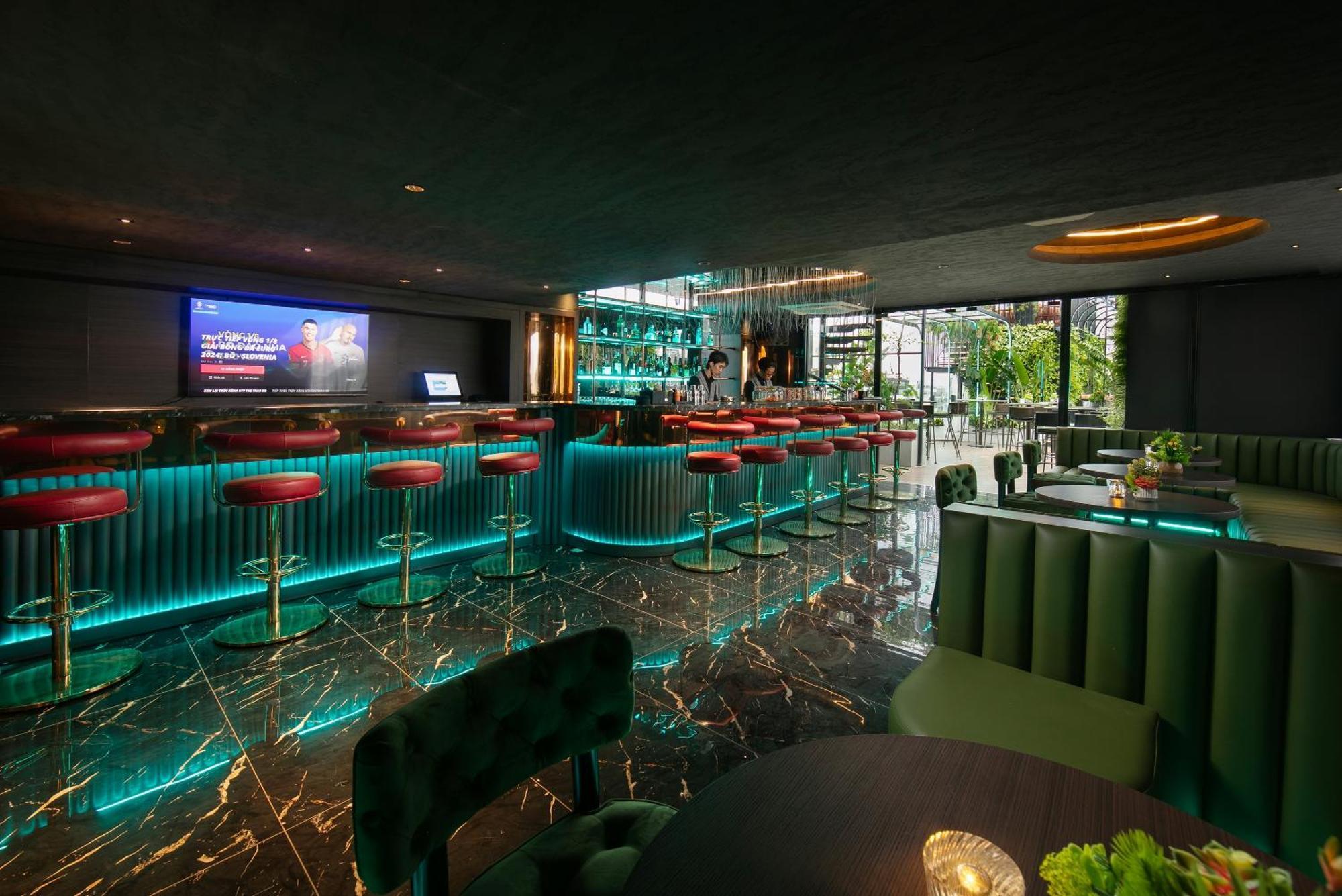 May De Ville Crown Hotel ハノイ市 エクステリア 写真 The bar at the 101 bar