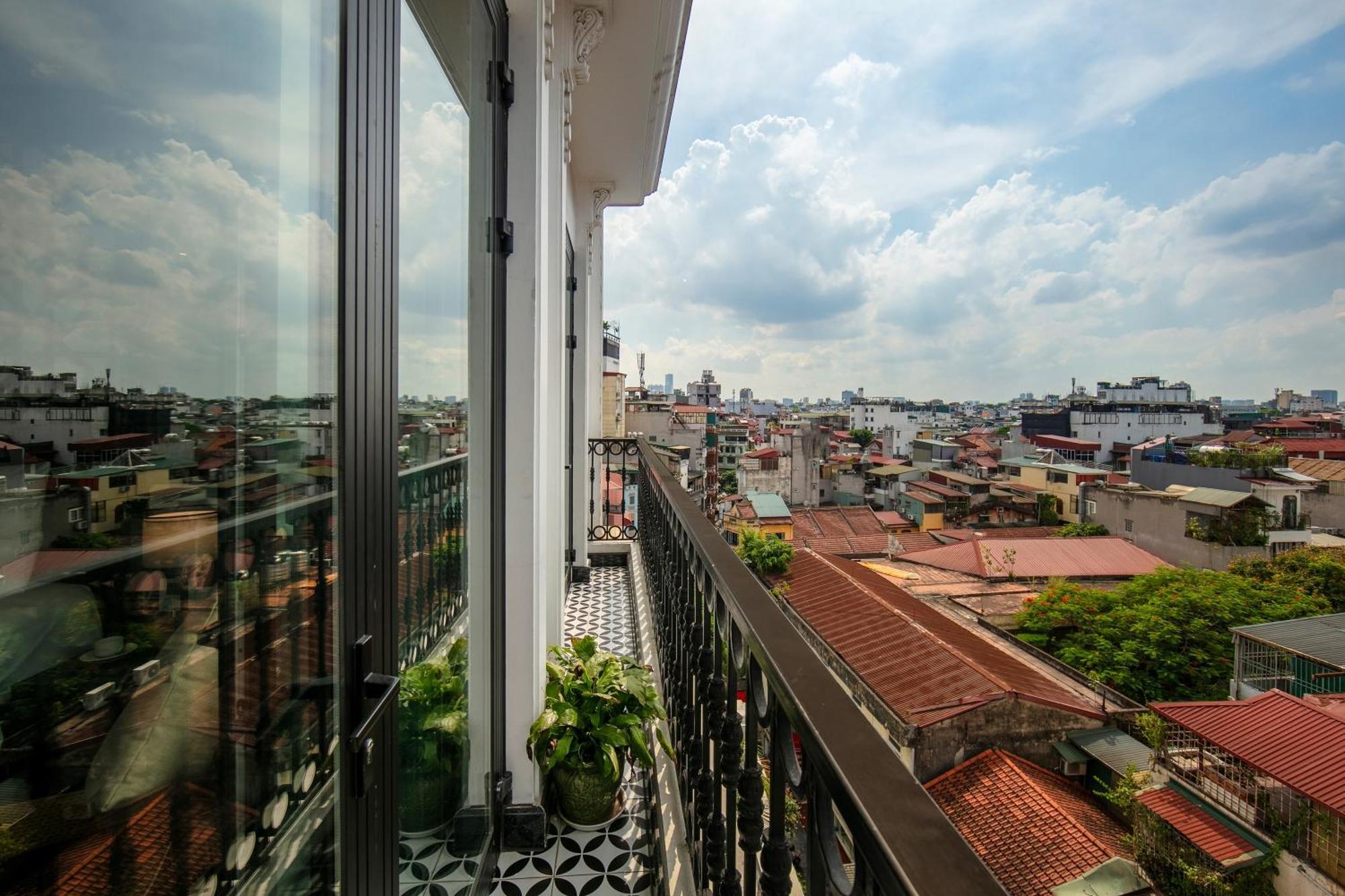 May De Ville Crown Hotel ハノイ市 エクステリア 写真 A view of the city from the balcony of a house in the district