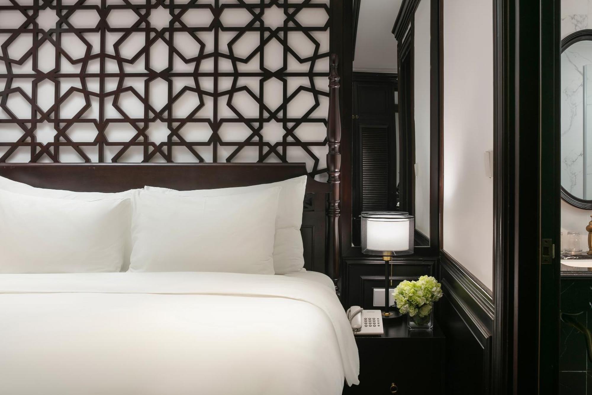 May De Ville Crown Hotel ハノイ市 エクステリア 写真 A bedroom at the Mandarin Oriental, Hanoi