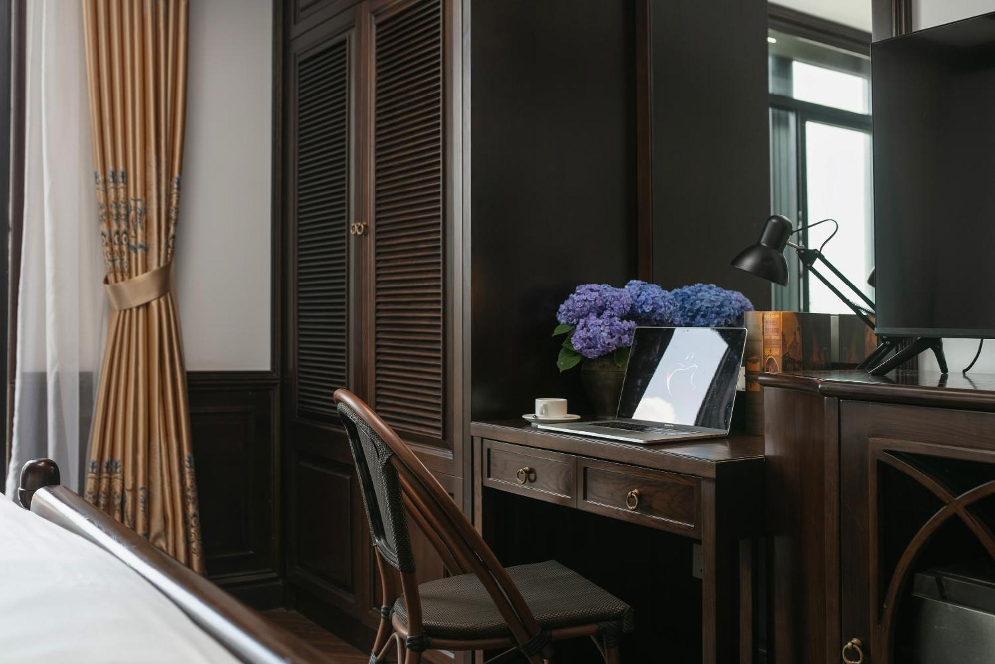 May De Ville Crown Hotel ハノイ市 エクステリア 写真 A room at the hotel