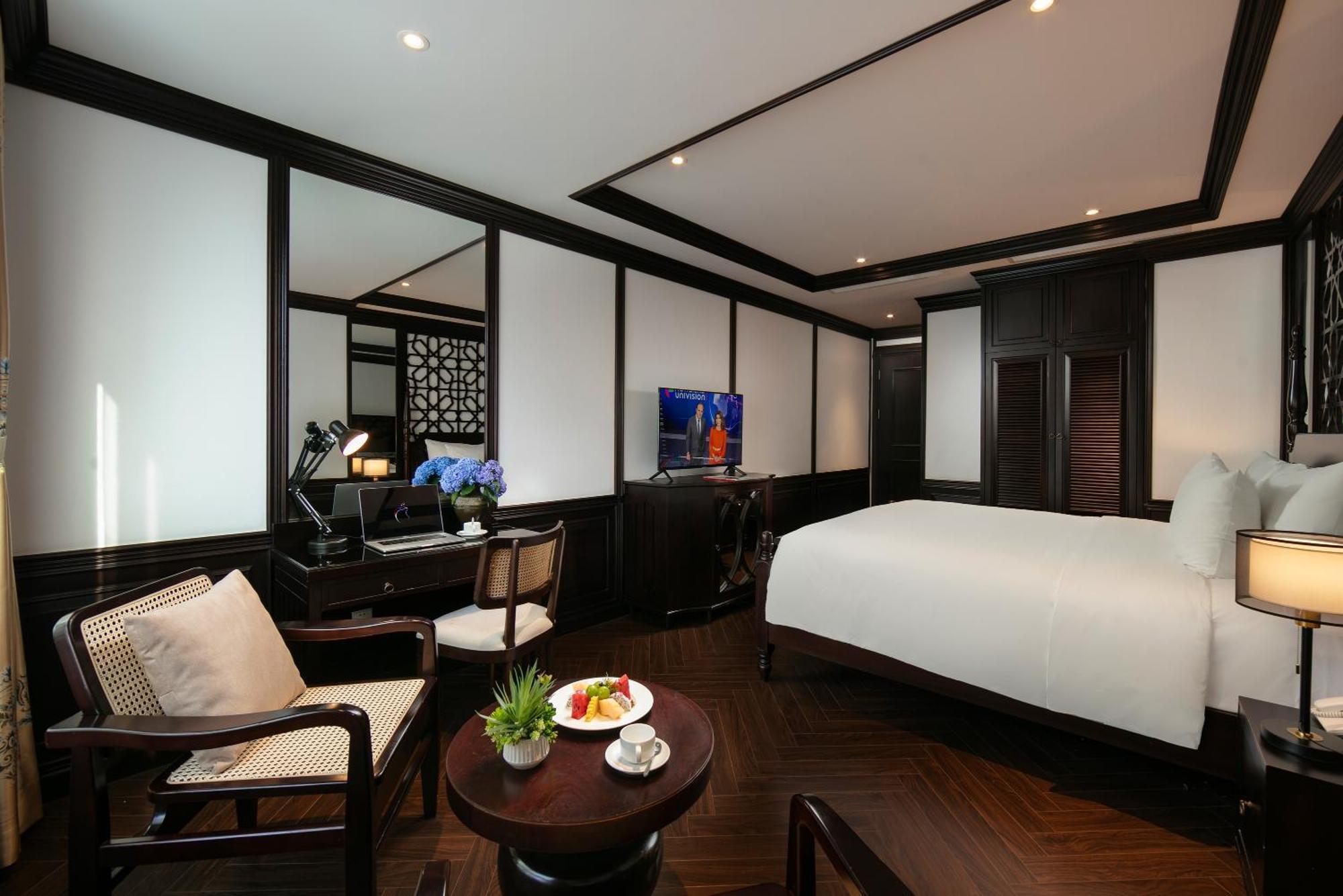 May De Ville Crown Hotel ハノイ市 エクステリア 写真 Deluxe Suite