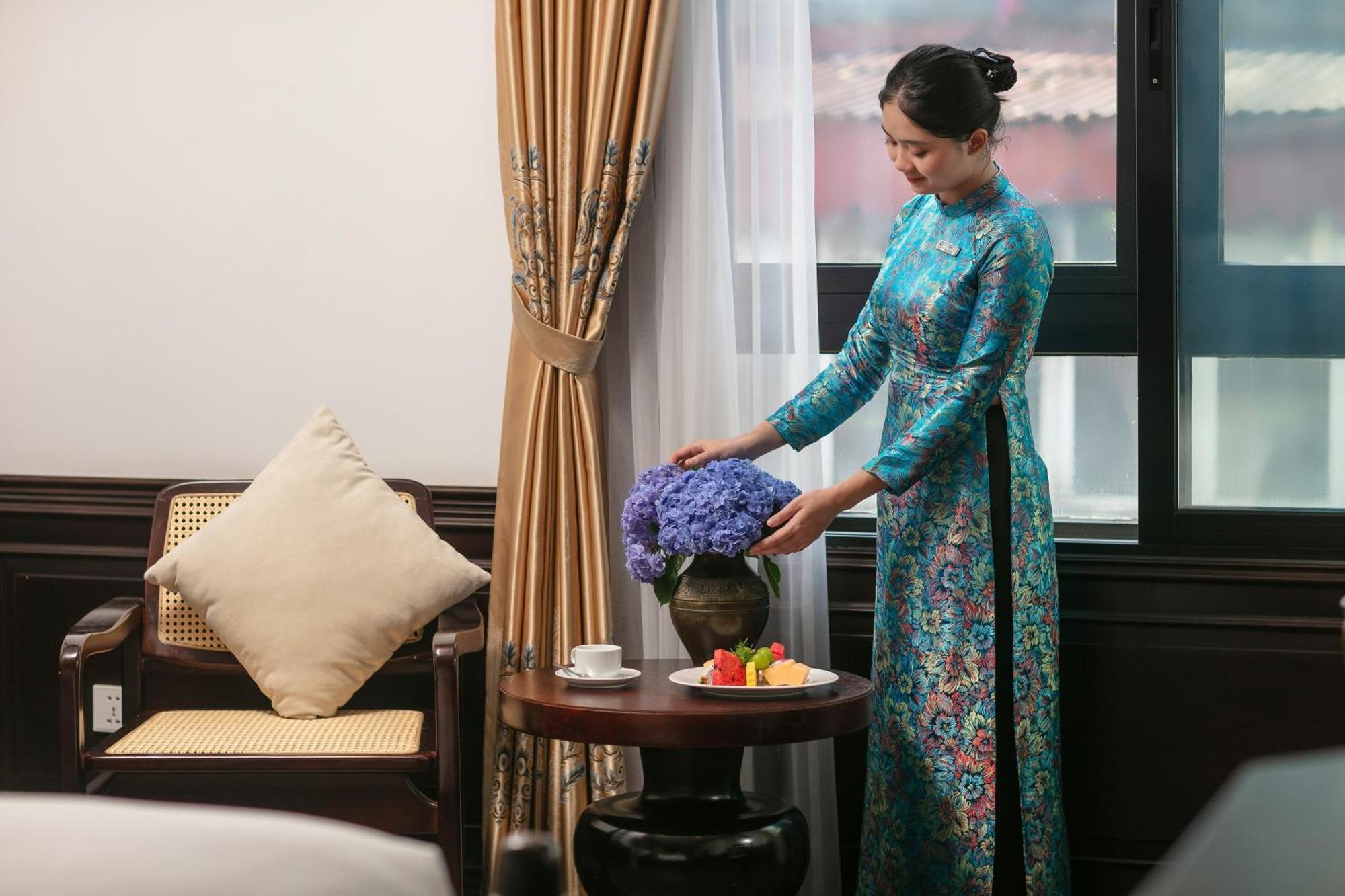 May De Ville Crown Hotel ハノイ市 エクステリア 写真 A Vietnamese woman wearing an áo dài