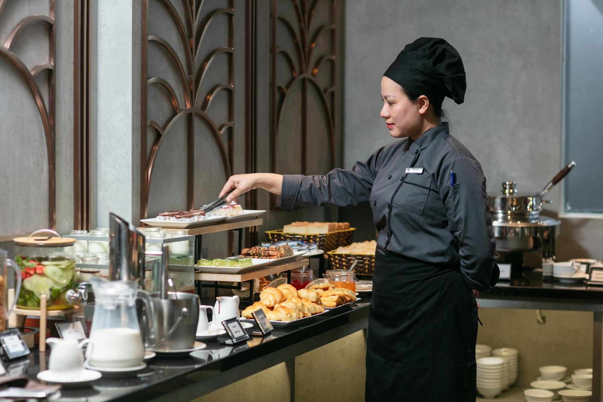 May De Ville Crown Hotel ハノイ市 エクステリア 写真 A cook at work