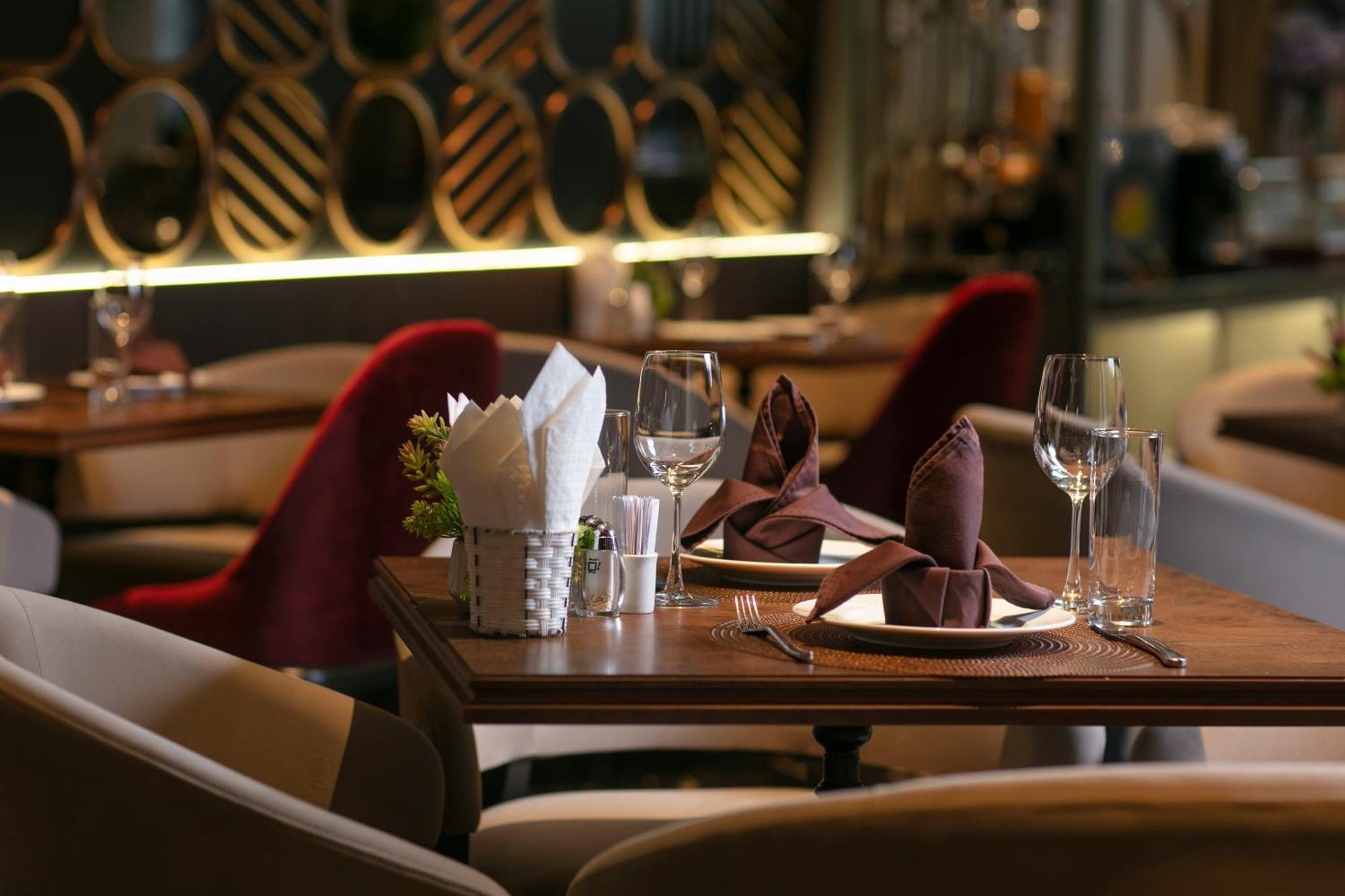 May De Ville Crown Hotel ハノイ市 エクステリア 写真 The interior of the restaurant