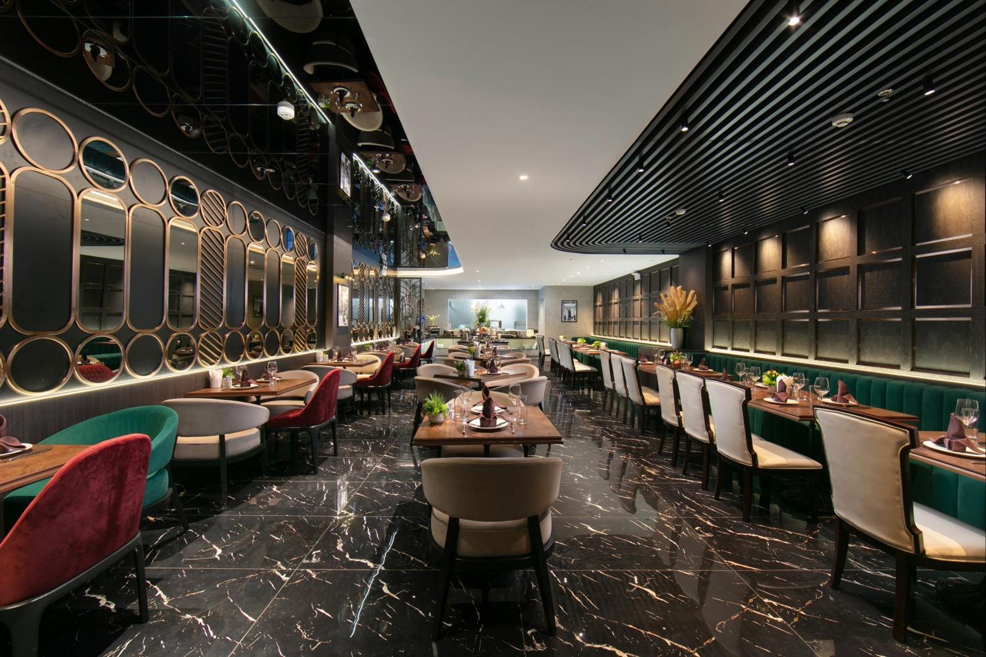 May De Ville Crown Hotel ハノイ市 エクステリア 写真 3D rendering of a restaurant interior