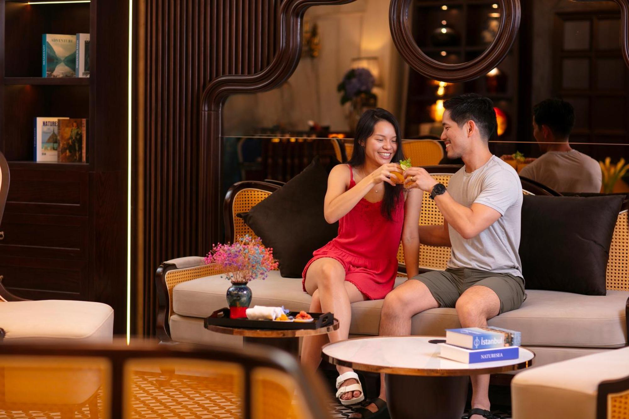 May De Ville Crown Hotel ハノイ市 エクステリア 写真 The Lounge at Tan Son Nhat International Airport