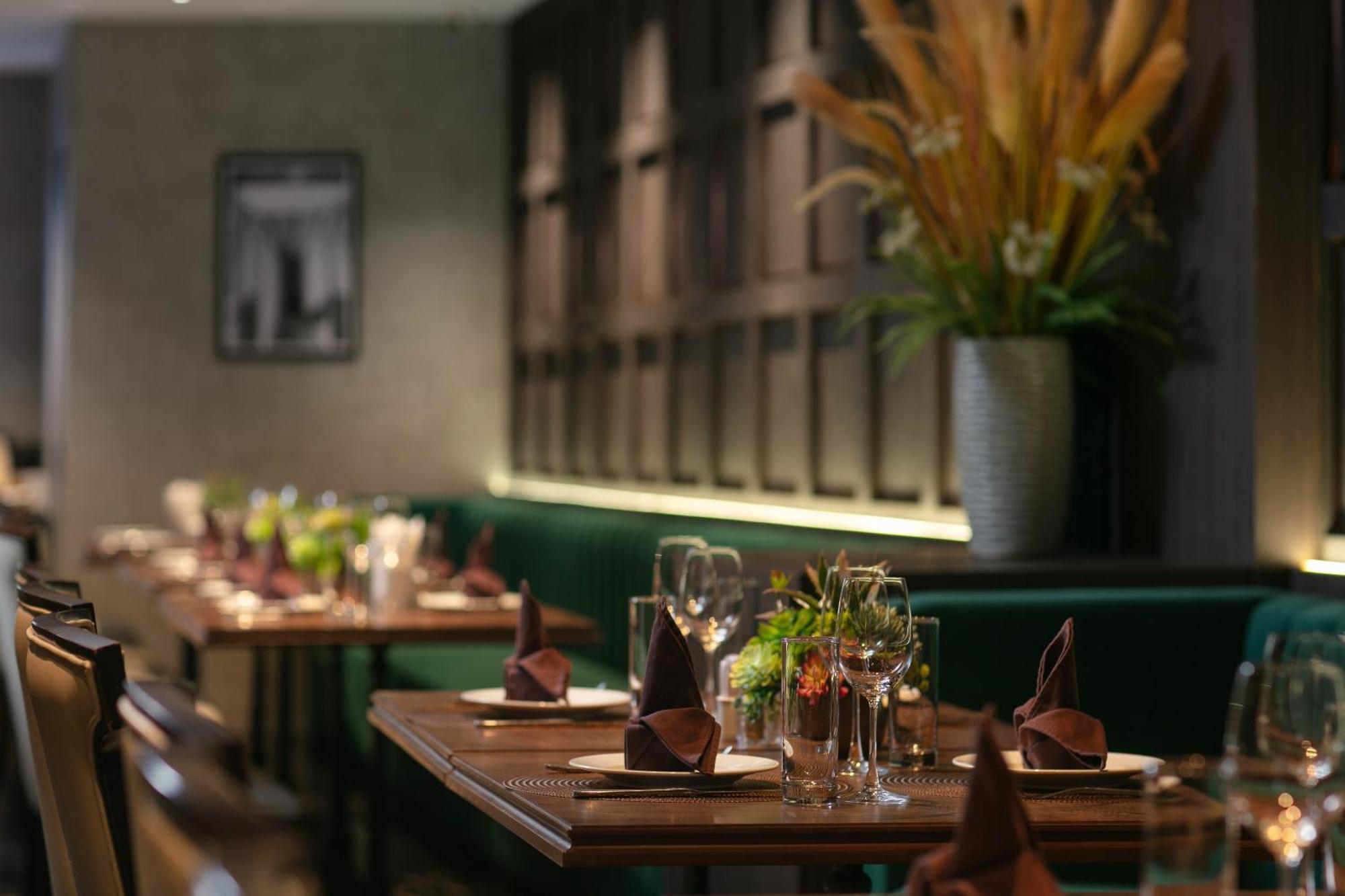 May De Ville Crown Hotel ハノイ市 エクステリア 写真 The interior of the restaurant
