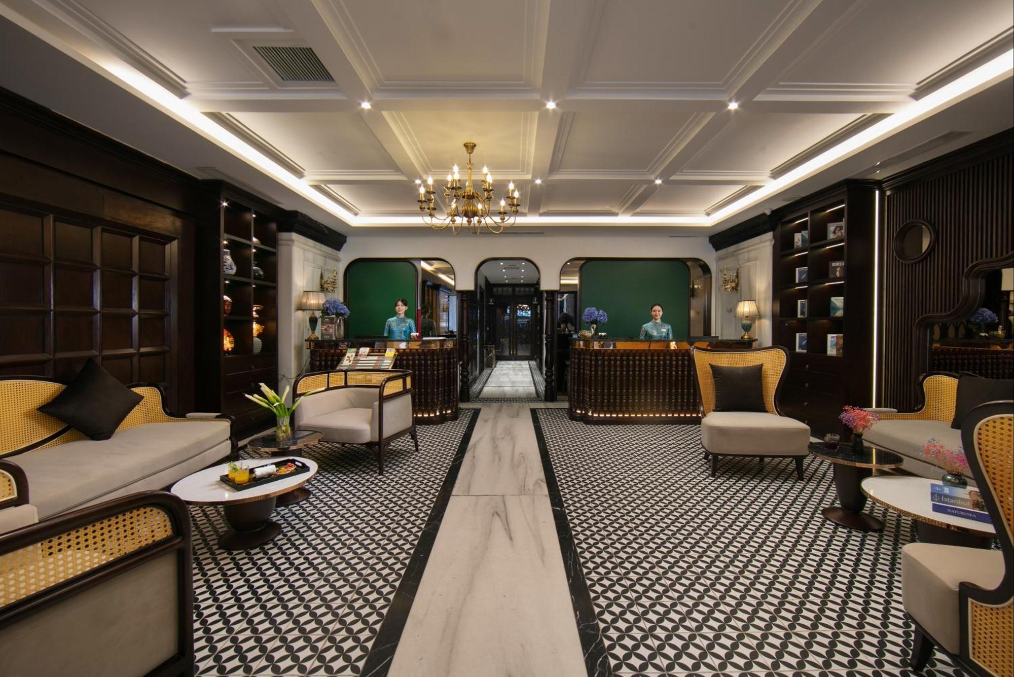 May De Ville Crown Hotel ハノイ市 エクステリア 写真 The lobby of the hotel