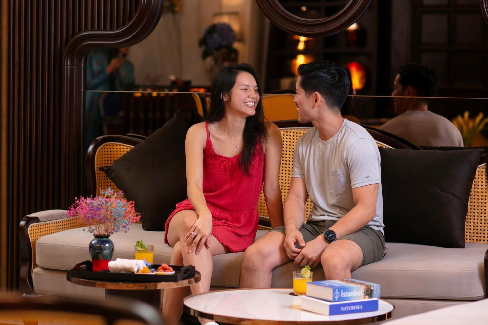 May De Ville Crown Hotel ハノイ市 エクステリア 写真 A couple at the hotel