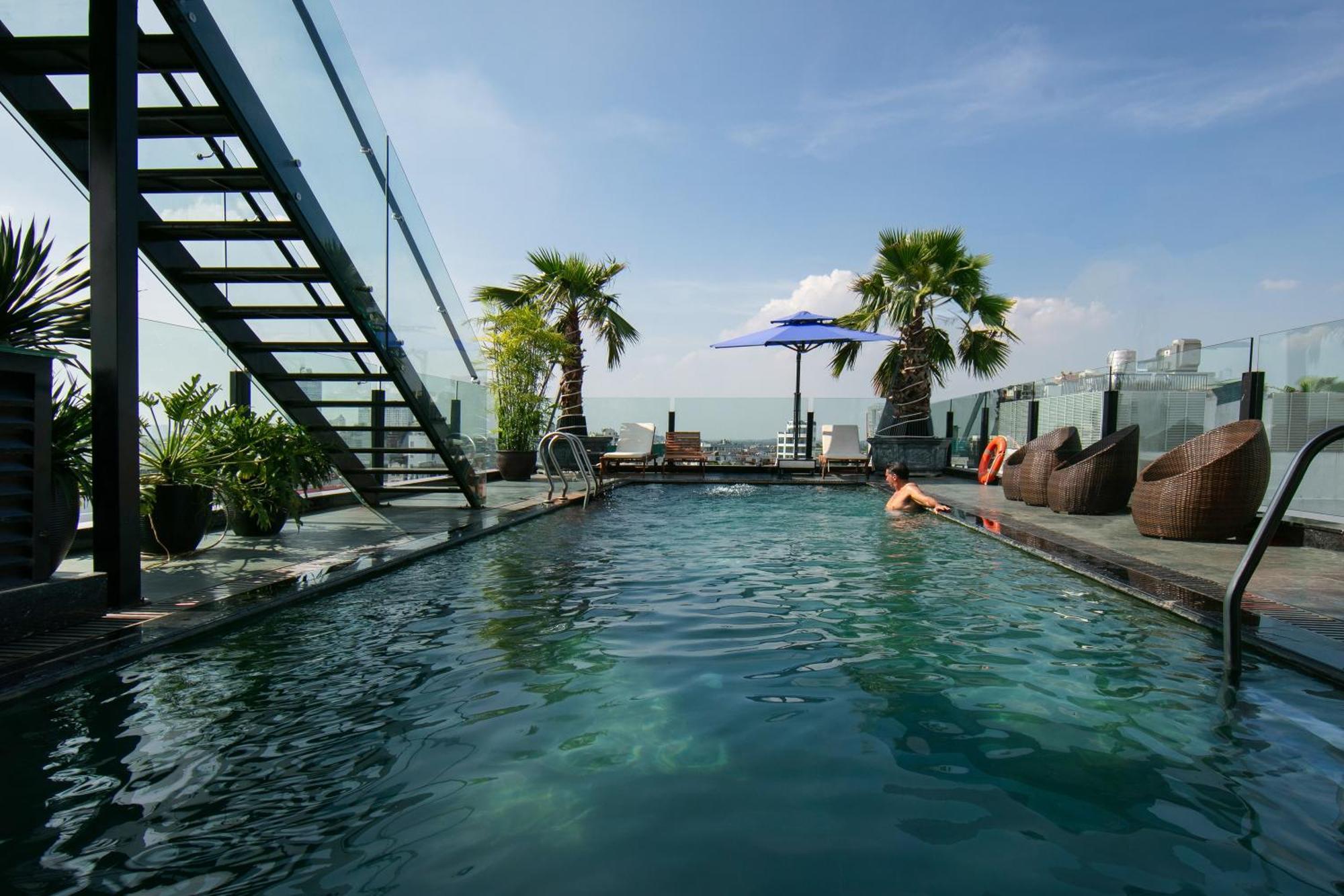 May De Ville Crown Hotel ハノイ市 エクステリア 写真 Rooftop pool at the hotel