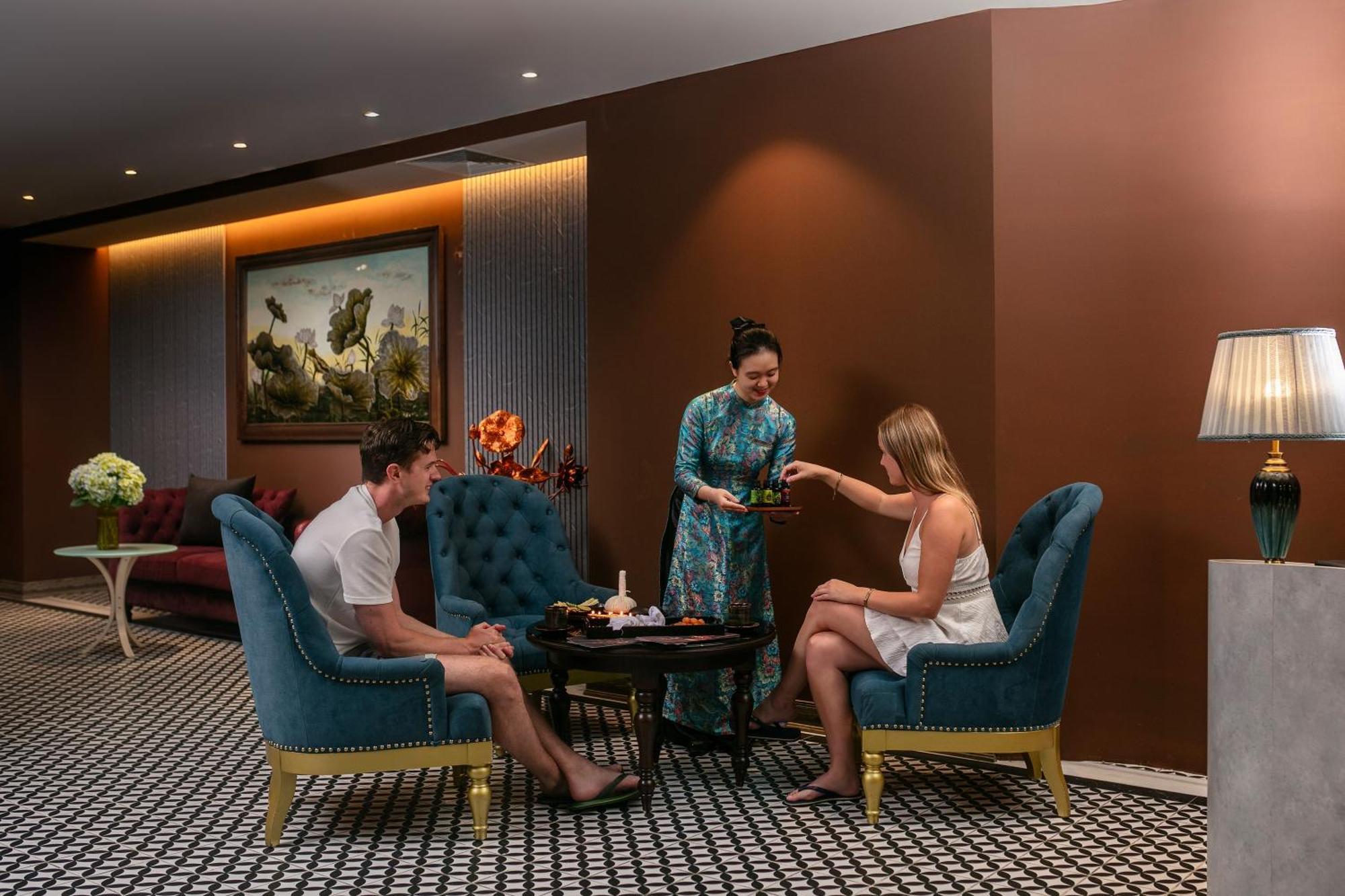 May De Ville Crown Hotel ハノイ市 エクステリア 写真 The Club at Hong Kong International Airport