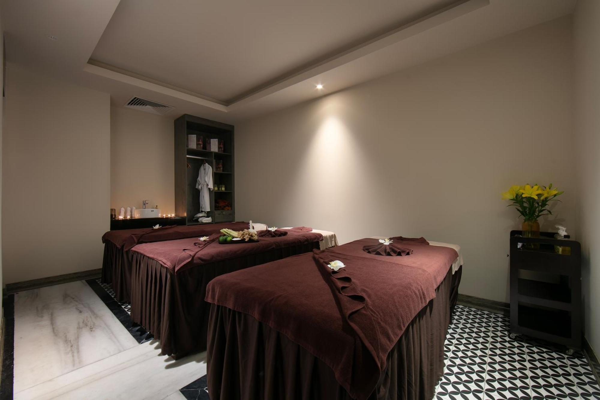 May De Ville Crown Hotel ハノイ市 エクステリア 写真 A massage room at a spa in Ho Chi Minh City, Vietnam