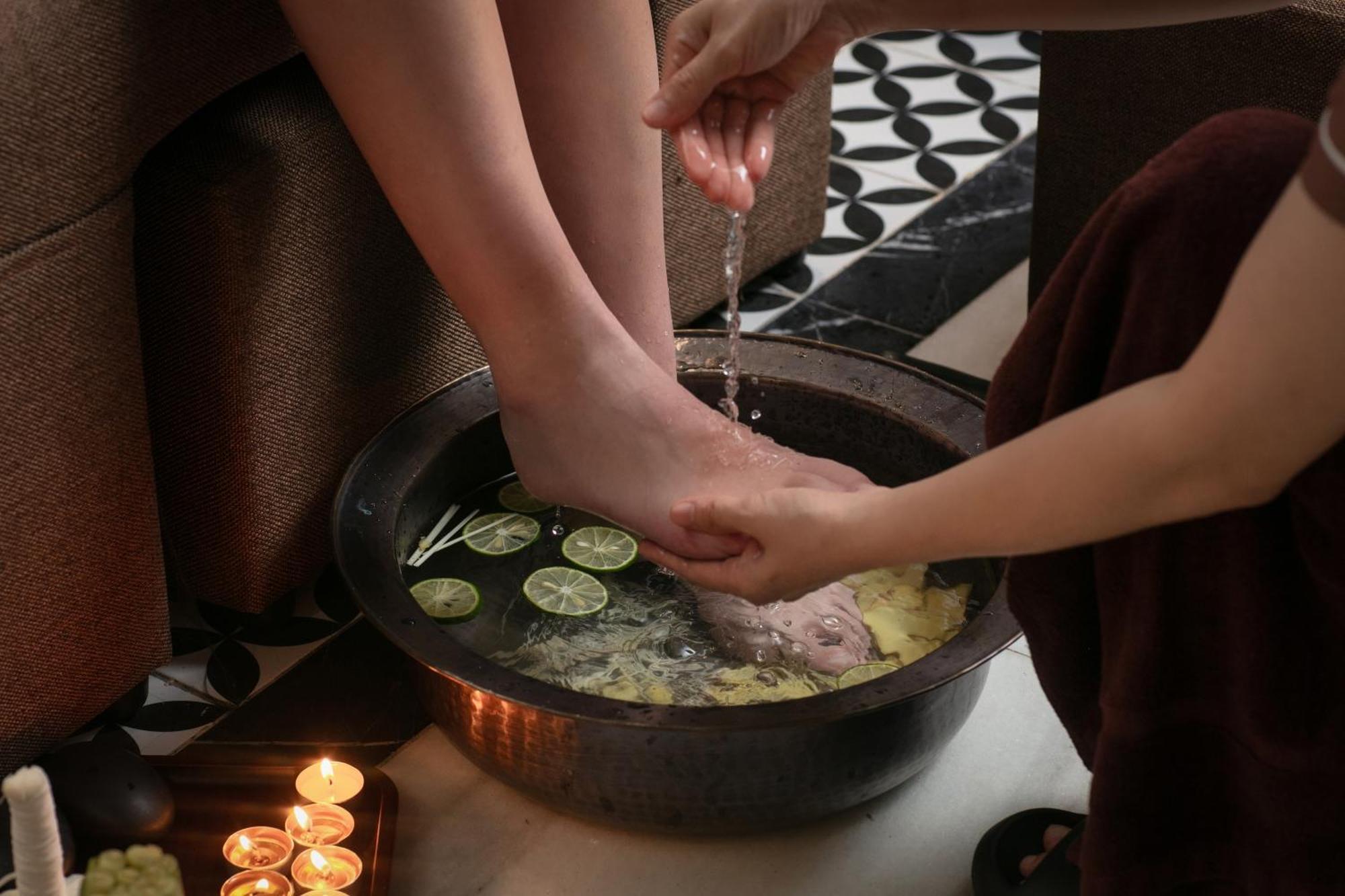 May De Ville Crown Hotel ハノイ市 エクステリア 写真 A foot bath