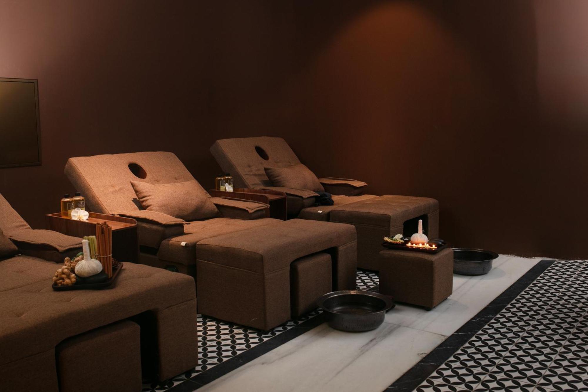 May De Ville Crown Hotel ハノイ市 エクステリア 写真 A spa in Bangkok, Thailand