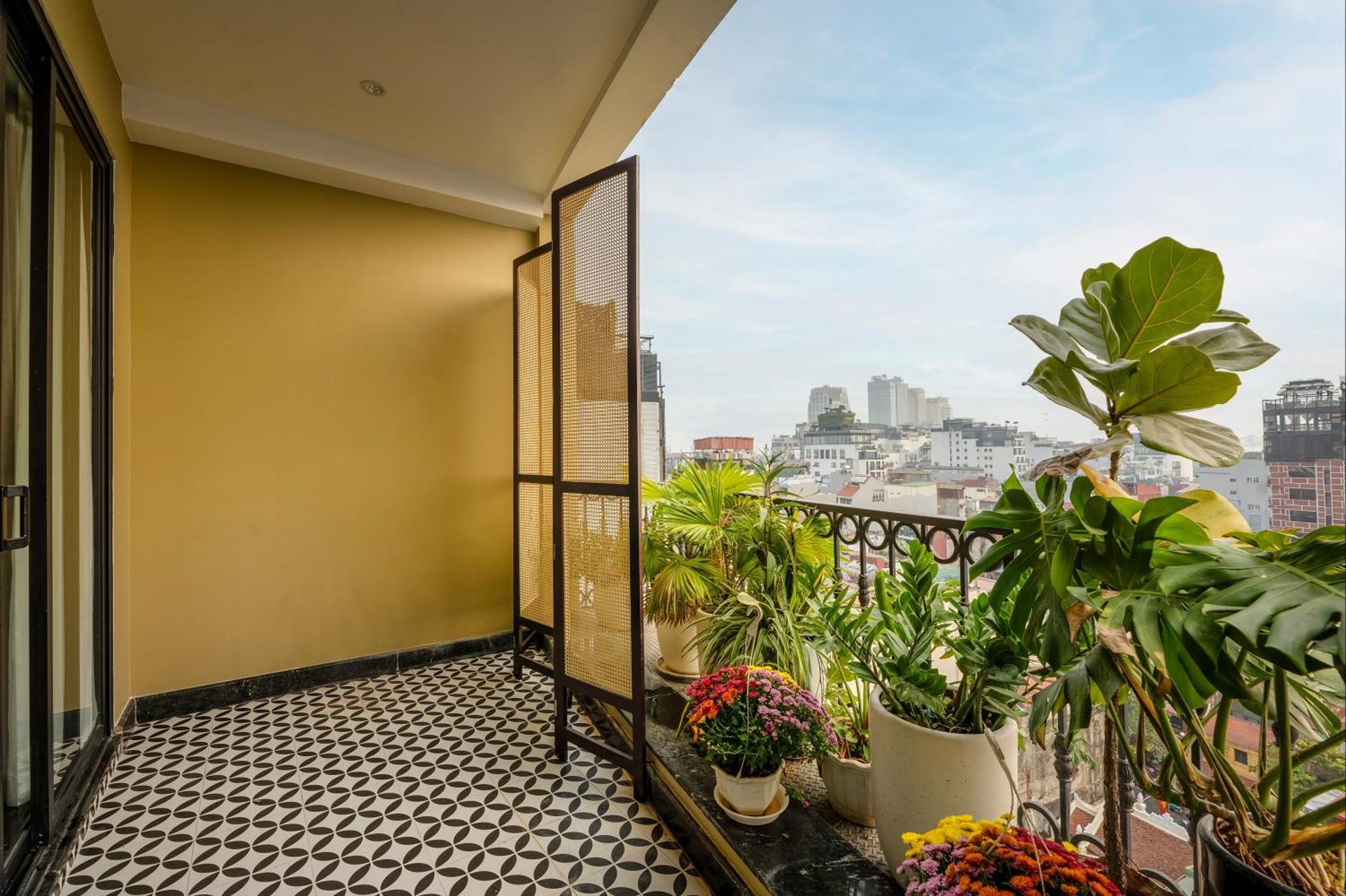 May De Ville Crown Hotel ハノイ市 エクステリア 写真 A balcony in Hanoi, Vietnam